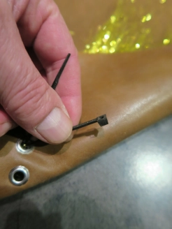 Connect and tighten Connect and tighten